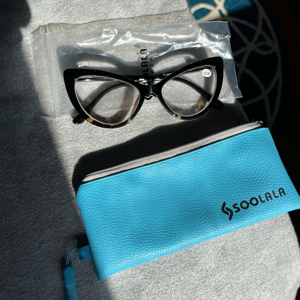 So-olala cat-eye readers.